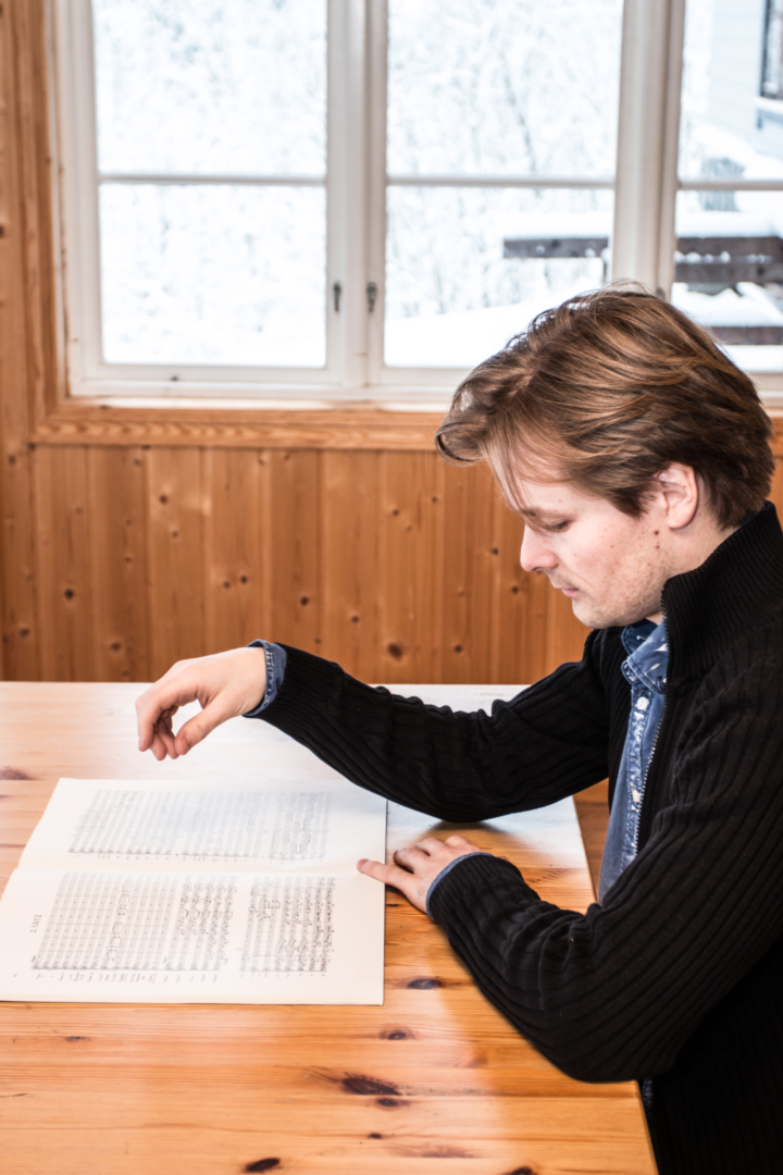 Se visjonen: Tjue minutter hver dag brukes til å komponere.
– Det gjør at jeg leser partitur på en annen måte, det blir lettere å se visjonen i verket, sier Håkon.