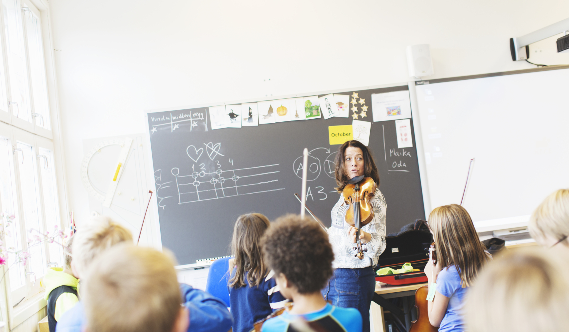 Løse strenger: Berit Cardas har overtatt musikktimene på Slattum skole i Nittedal. Om et år spiller denne gjengen i Operaen.