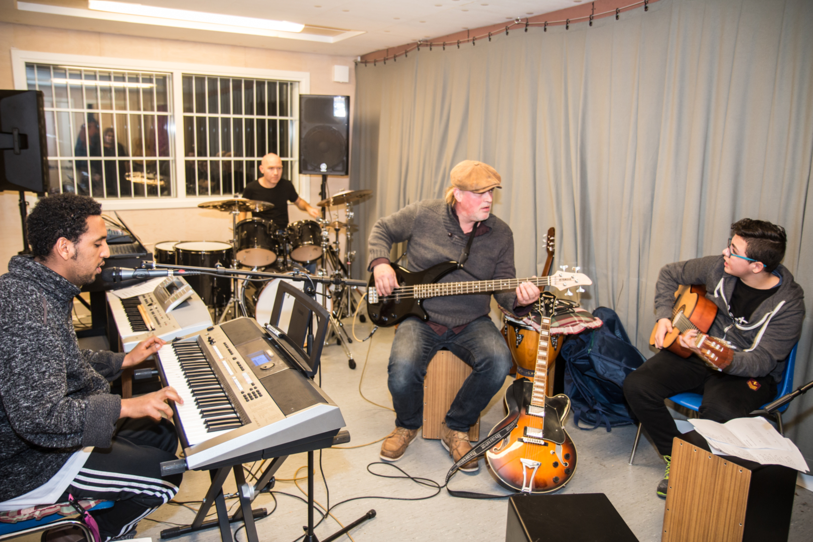 Møtes i bingen: I den lydtette musikkbingen ved Bjørnebekk asylmottak møtes musikkinteresserte mennesker: Nahom (28), asylsøker fra Etiopia, Josef (38), asylsøker fra Iran, bandlærer Tore Eie fra kulturskolen i Ås, og Wassim (15), asylsøker fra Syria.