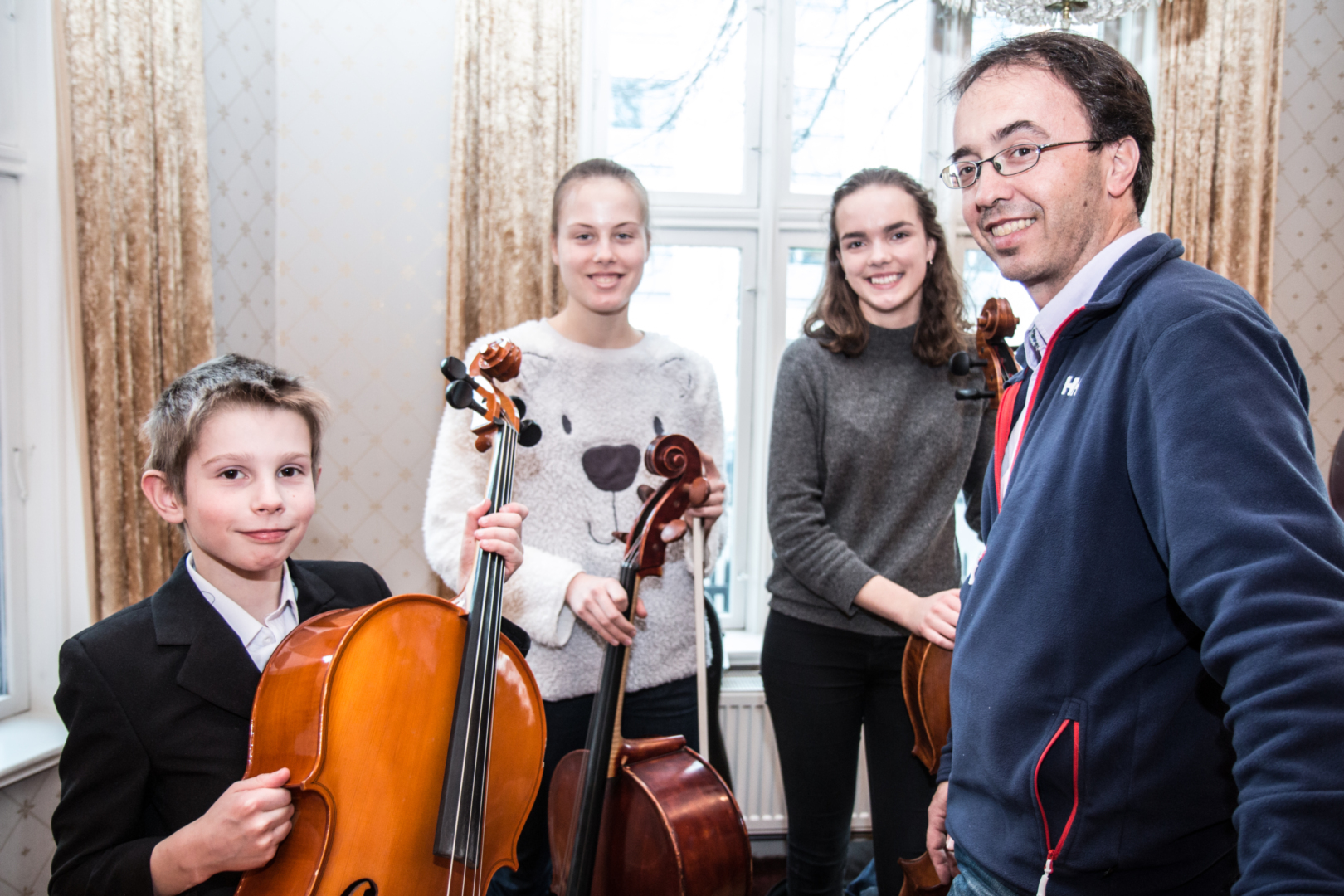 Cellolærer og dirigent: Dag Øystein Berger underviser hele året i Horten kulturskole og på Barratt Due musikkinstitutt. Når sommeren kommer, er han lærer på kurs. Her med elevene Gjermund Pas (8), Tiril Helene Reikvam (15) og Anne Handeland (16).