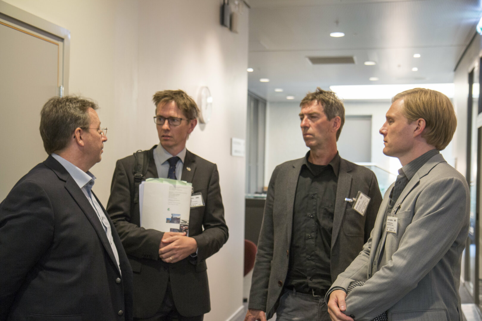 Utenfor høringssalen: Scott Rogers fra Rikskonsertene/Kulturtanken, Hans Ole Rian i MFO, Ola Ellefsen, tillitsvalgt i Luftforsvarets musikkorps og Jørgen Karlstrøm, styreleder i Norsk komponistforening før de skal snakke til politikerne i Utenriks- og forsvarskomiteen.