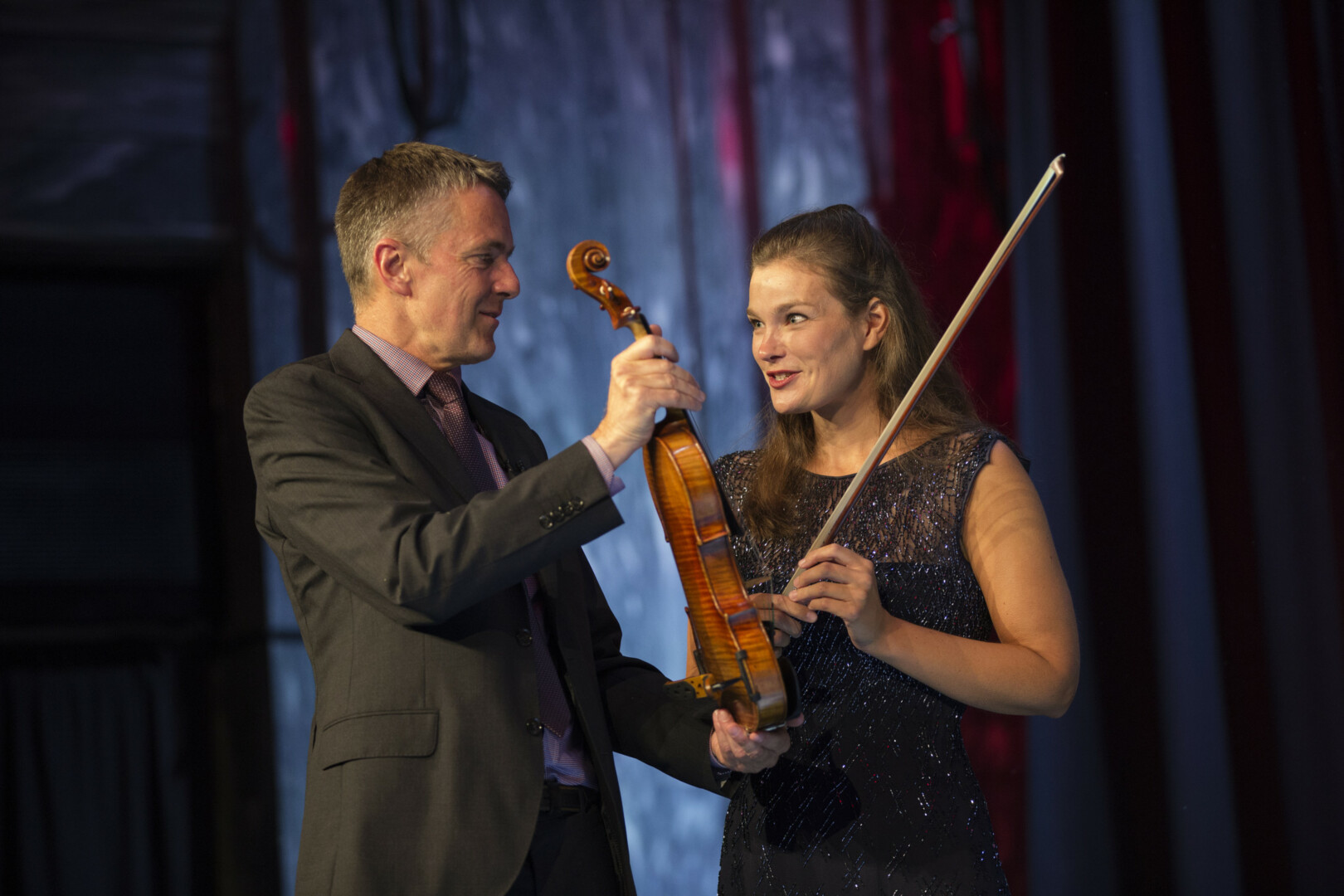 Den verdenskjente fiolinisten Janine Jansen får disponere et Dextra-instrument. Her overrekkes det offiselt til henne av direktør Anders Bjørnsen.
