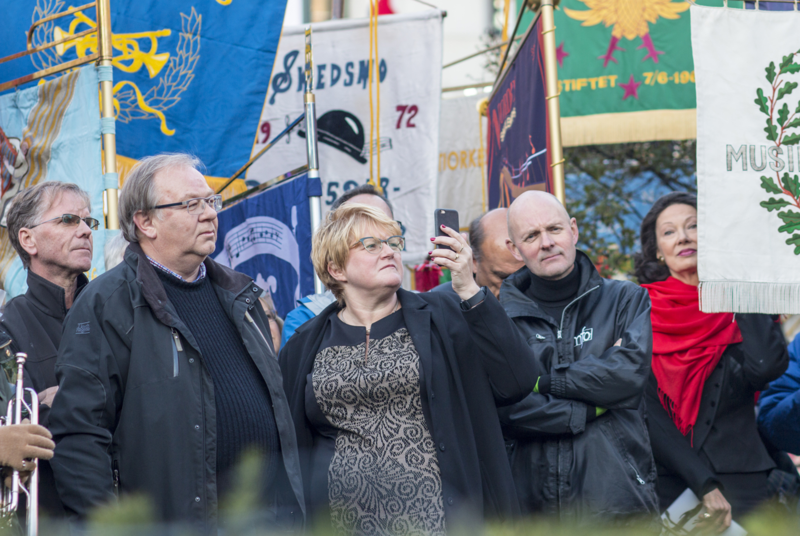 DIREKTE: Venstre-leder Trine Skei Grande (i midten) sendte arrangementet direkte på facebook.