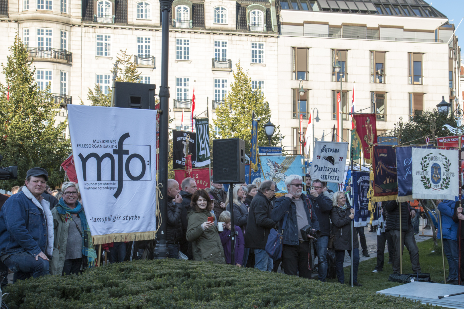 FANER: Minst 200 faner fra musikkorps og skolekorps fra hele landet dannet kulisse for markeringen. Og MFO-fanen. MFO var arrangør av markeringen.