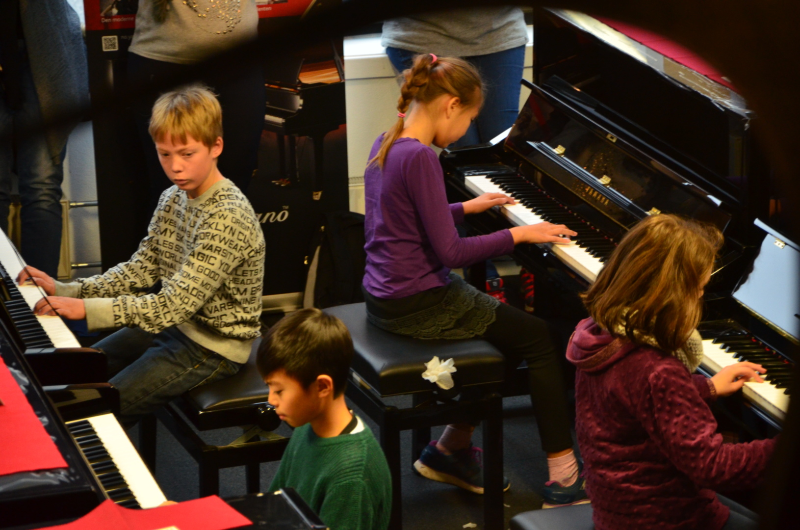 I Pianoverkstedet: I alt 25 elever spilte på 25 pianoer på likt, da de braket sammen i pianoorkester.