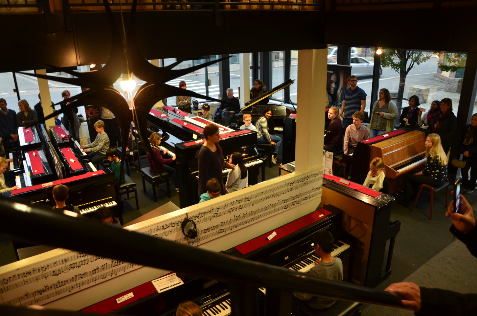Mye lyd: Alle pianoene hos Pianoverkstedet Holthe og Bakke i Oslo ble tatt i bruk da 25 pianoelever fra Lørenskog musikk- og kulturskole samlet seg til pianoorkester.