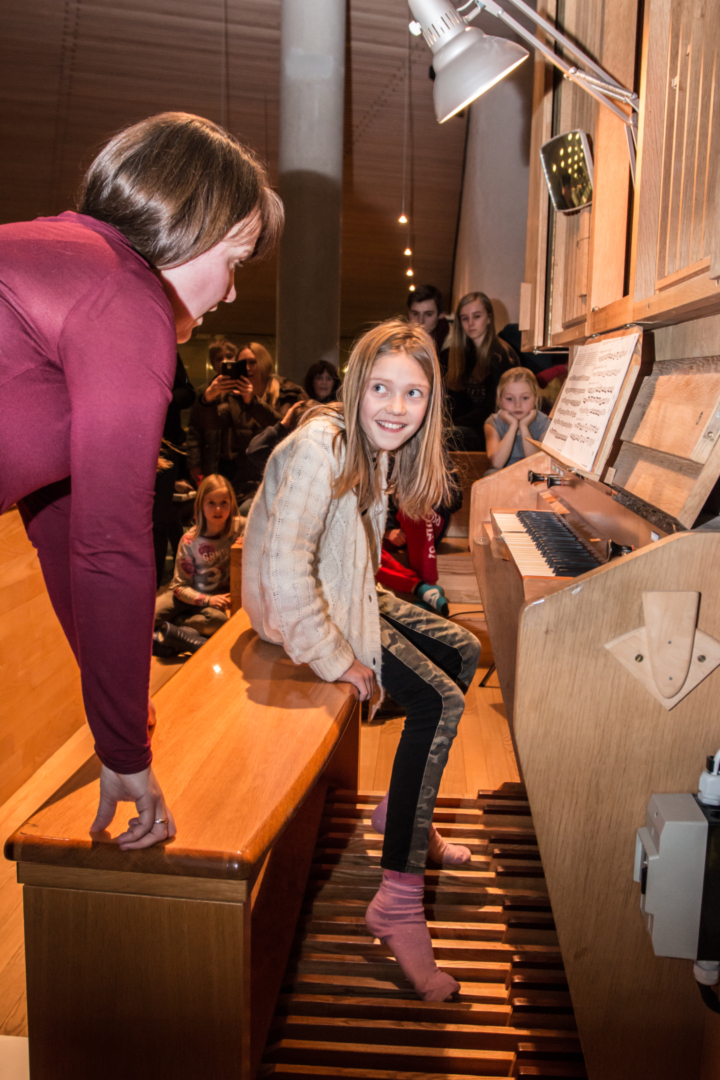 Får prøve: Serine Schramm Alkan spiller piano i kulturskolen og får prøve orgel. Kantor Yngvild Stuksrud forklarer hvordan hun kan spille med pedal.