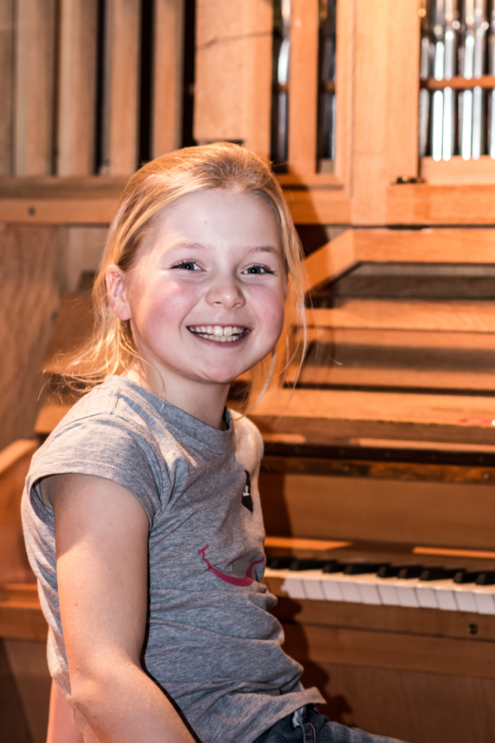 Vil begynne: Iva Bilic Michaelsen (8) blir igjen på galleriet i Vardåsen kirke. Hun spiller Til Elise og faren avtaler å få nøkkel så hun kan øve orgel.