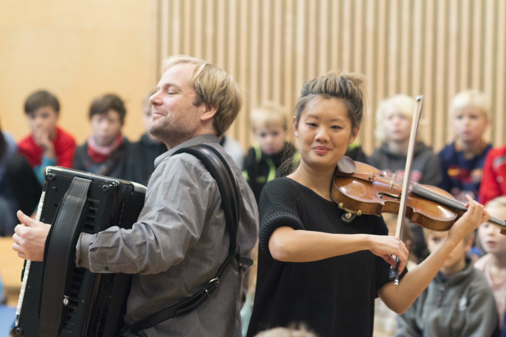 Trikkolino: Frode Haltli og Catharina Chen synes barn er et viktig publikum.