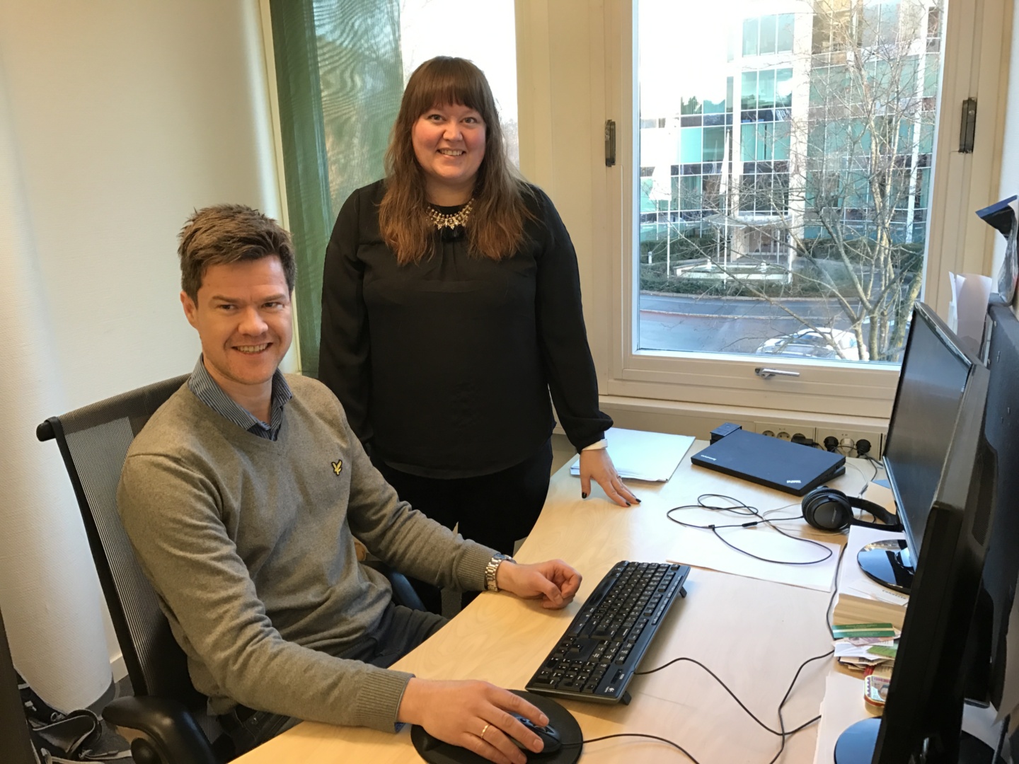 START NÅ: – Nå i januar er det viktig å ta tak i selvangivelsen for 2016. Men også å begynne økonomiåret 2017, sier Vegard Nerhus (foran) og Merethe Smestad i View frilans.