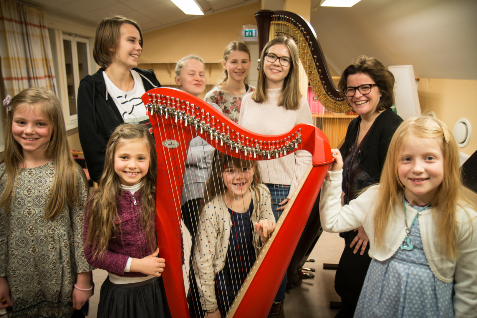 Nok harpeelever: Harpist og pedagog Sunniva Rødland (t.h) er sikker på at det er elever nok som har lyst å spille. Hun mener det trengs flere harpister som vil undervise rundt i landet.