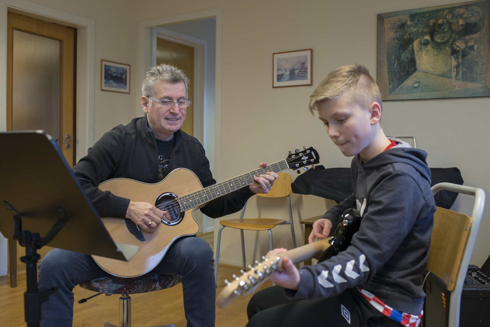Gitartime: Atanas Andonov underviser Jonas Ødegård (11) på gitar. Atanas er fra Bulgaria og har vært ansatt i kulturskolen i Fræna i 14 år.