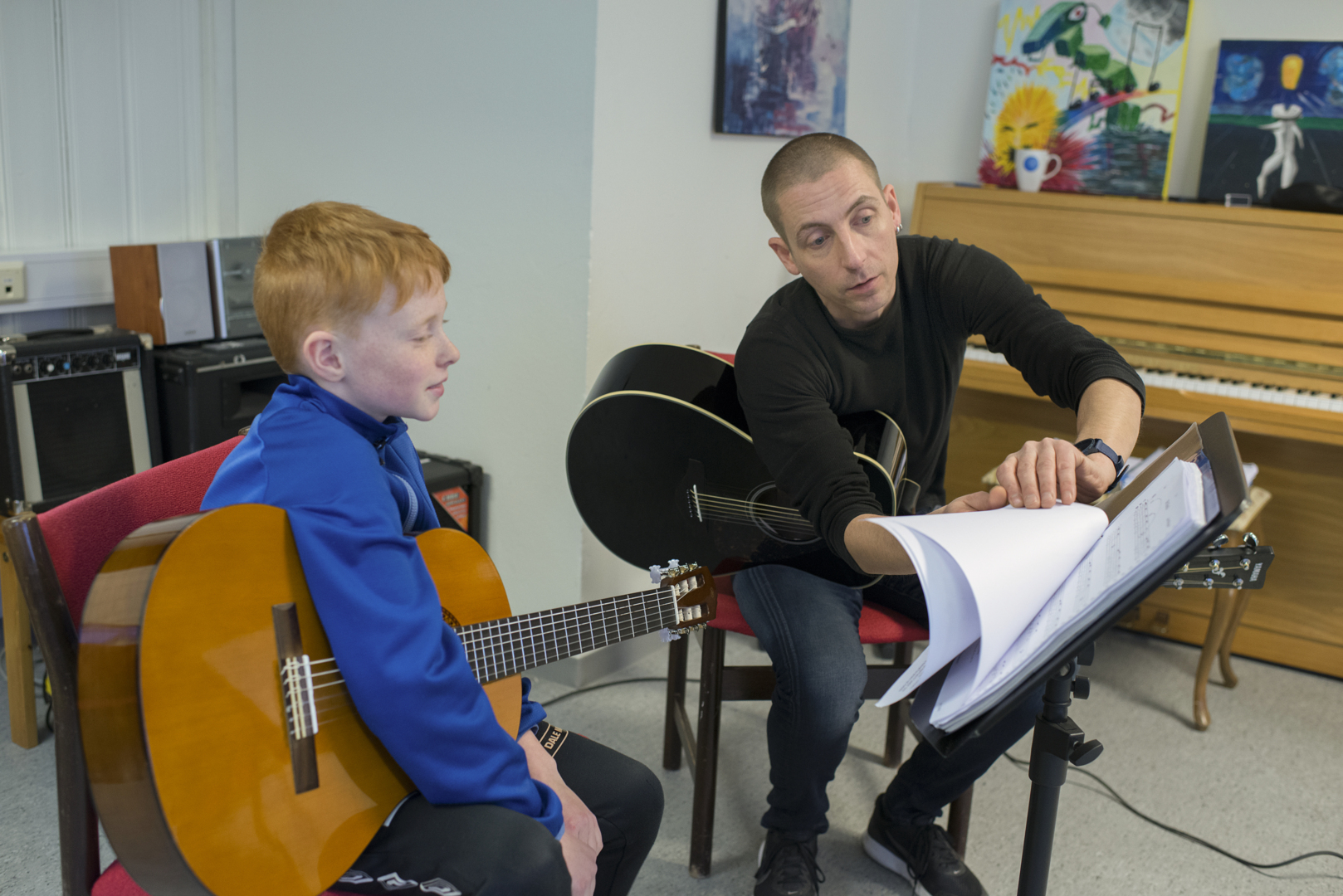 Gitartime: Eirik Hals (10) er gitarelev og spiller med Robert Lorvik.