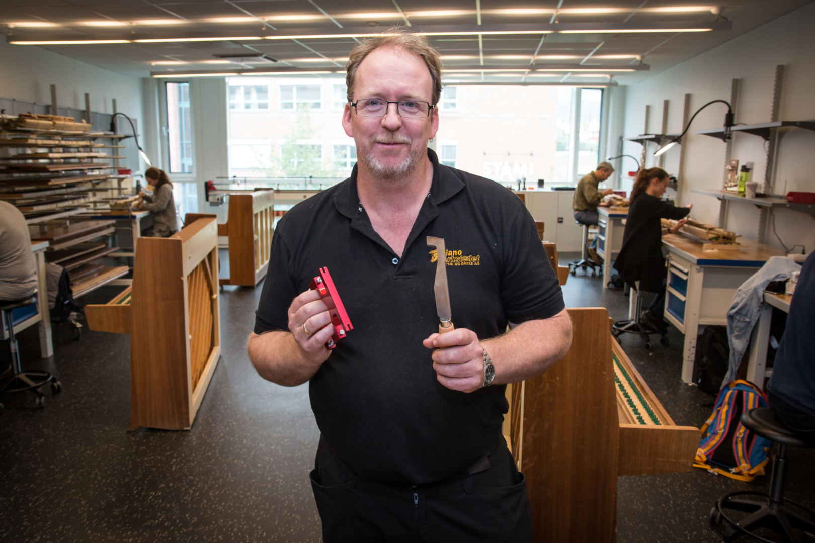 Ikke torturredskaper: Bjørn Ola Bakke viser fram eksempler på pianostemmer-instrumenter.