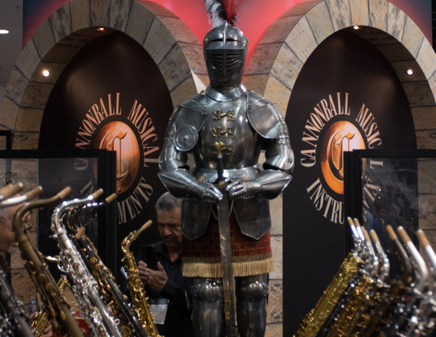 Forseggjort: Game of Saxophones. For å selge saksofoner, trenger man selvsagt en ridder på standen.