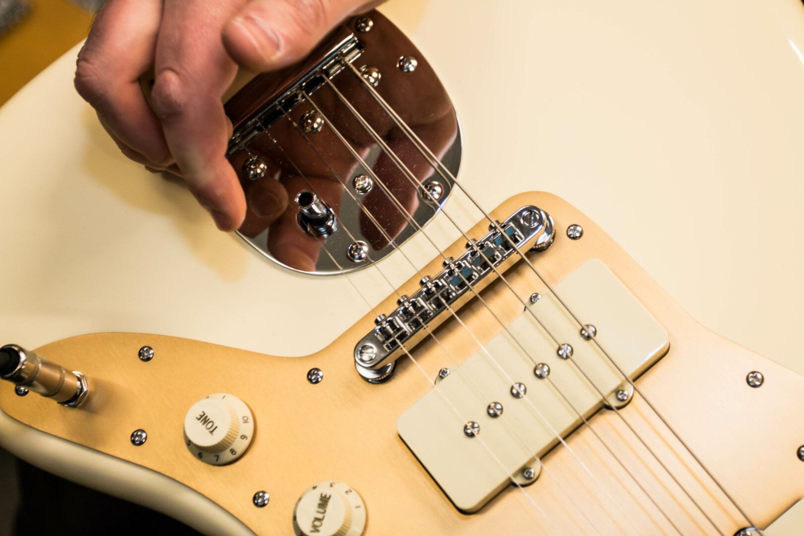 Problem løst: Fender Jazzmasters akilleshæl er stolen. Squier J. Mascis Jazzmaster har løst problemet med denne stolen.
