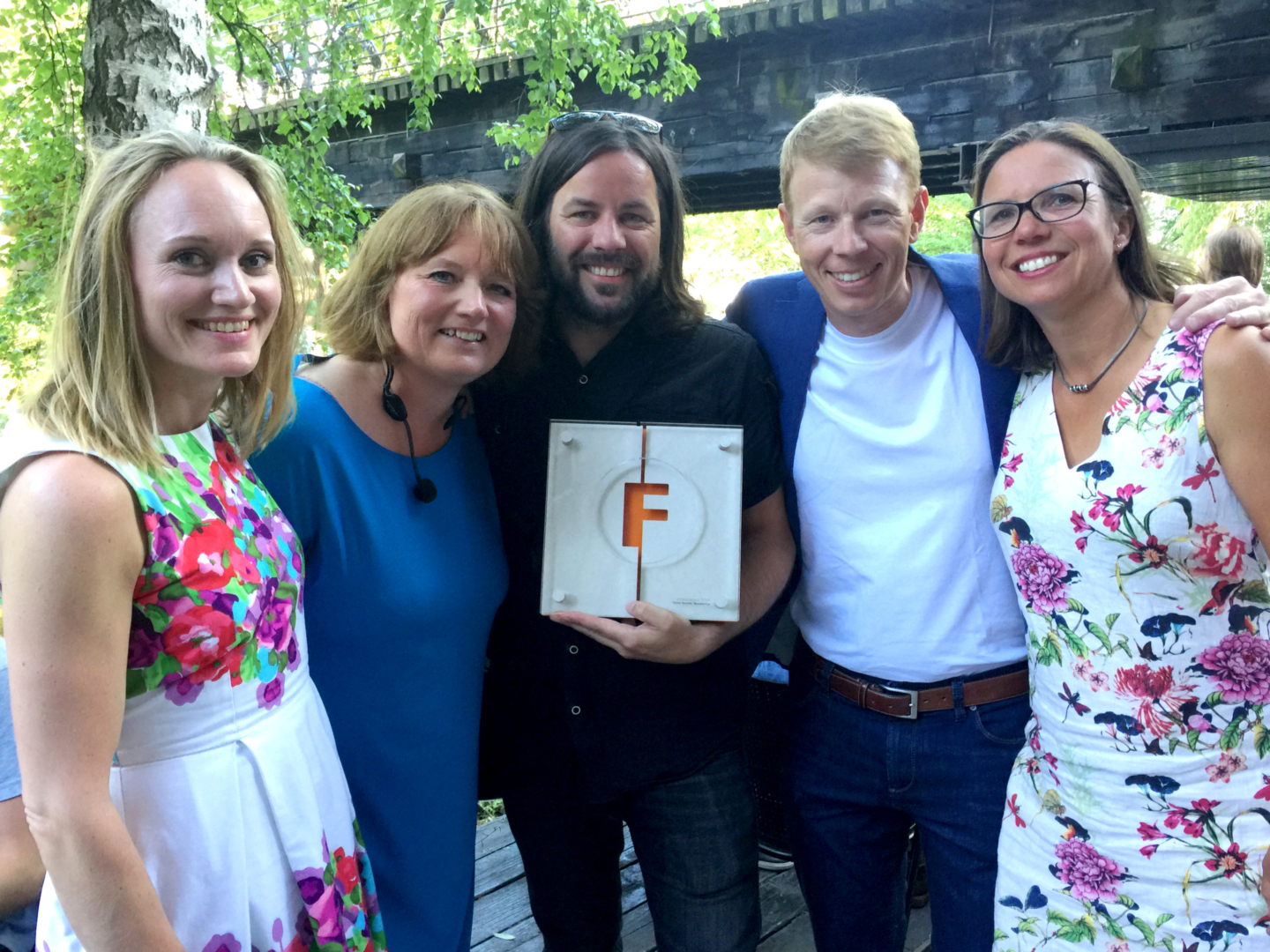 STOLTE: Tidligere og nåværende Musikkultur-medarbeidere jublet for pris. Fra venstre journalist Marte Bjerke, redaktør Mona Askerød, journalist Torkil Torsvik, markedssjef Rune Eriksen og journalist Anne Myklebust Odland.