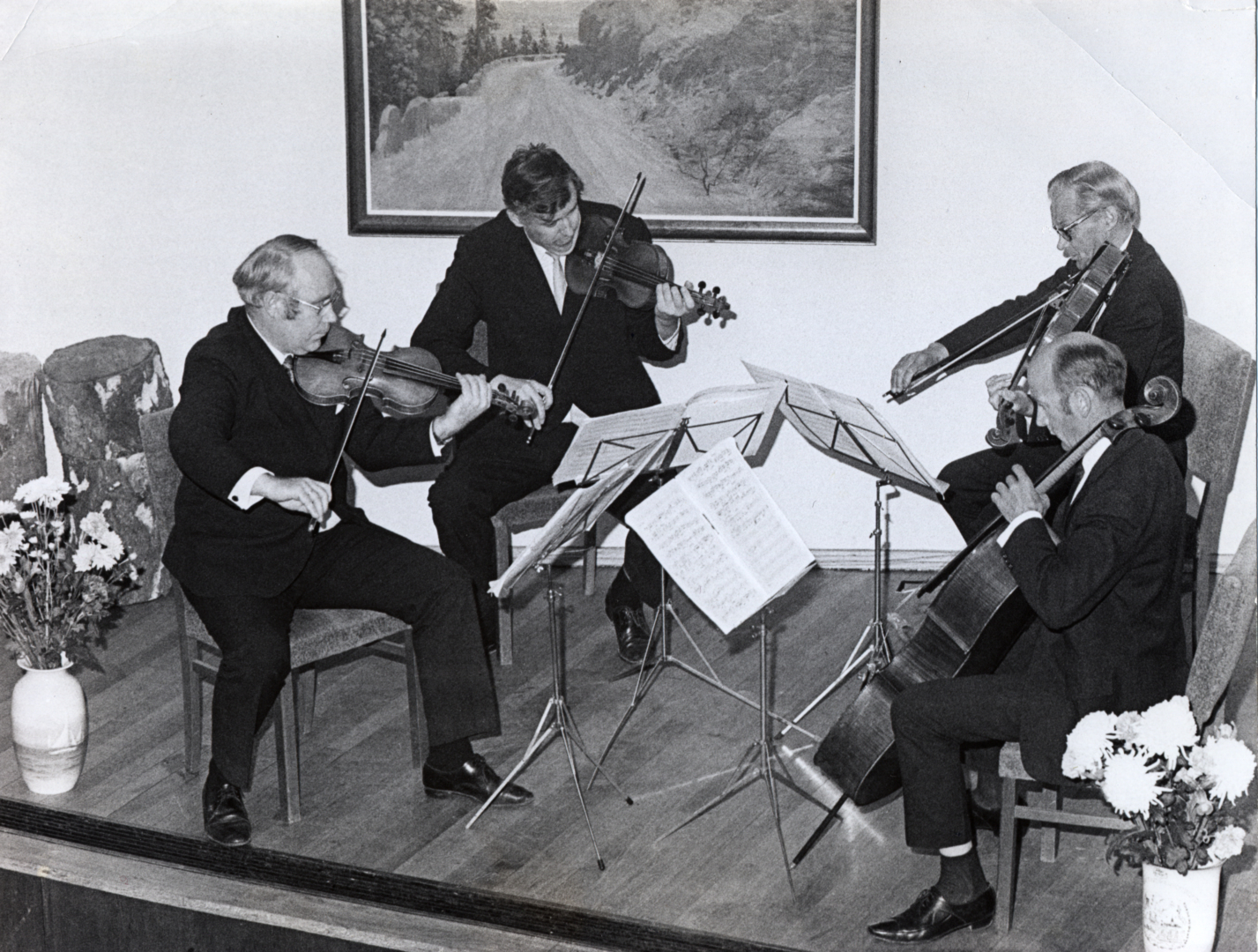 Hindarkvartetten: Våre lesere anslår at bildet er tatt en gang på 60-tallet. Fra venstre ser vi Leif Jørgensen (1.fiolin), Trond Øyen (2.fiolin), Johs. Hindar (bratsj) og Levi Hindar (cello).