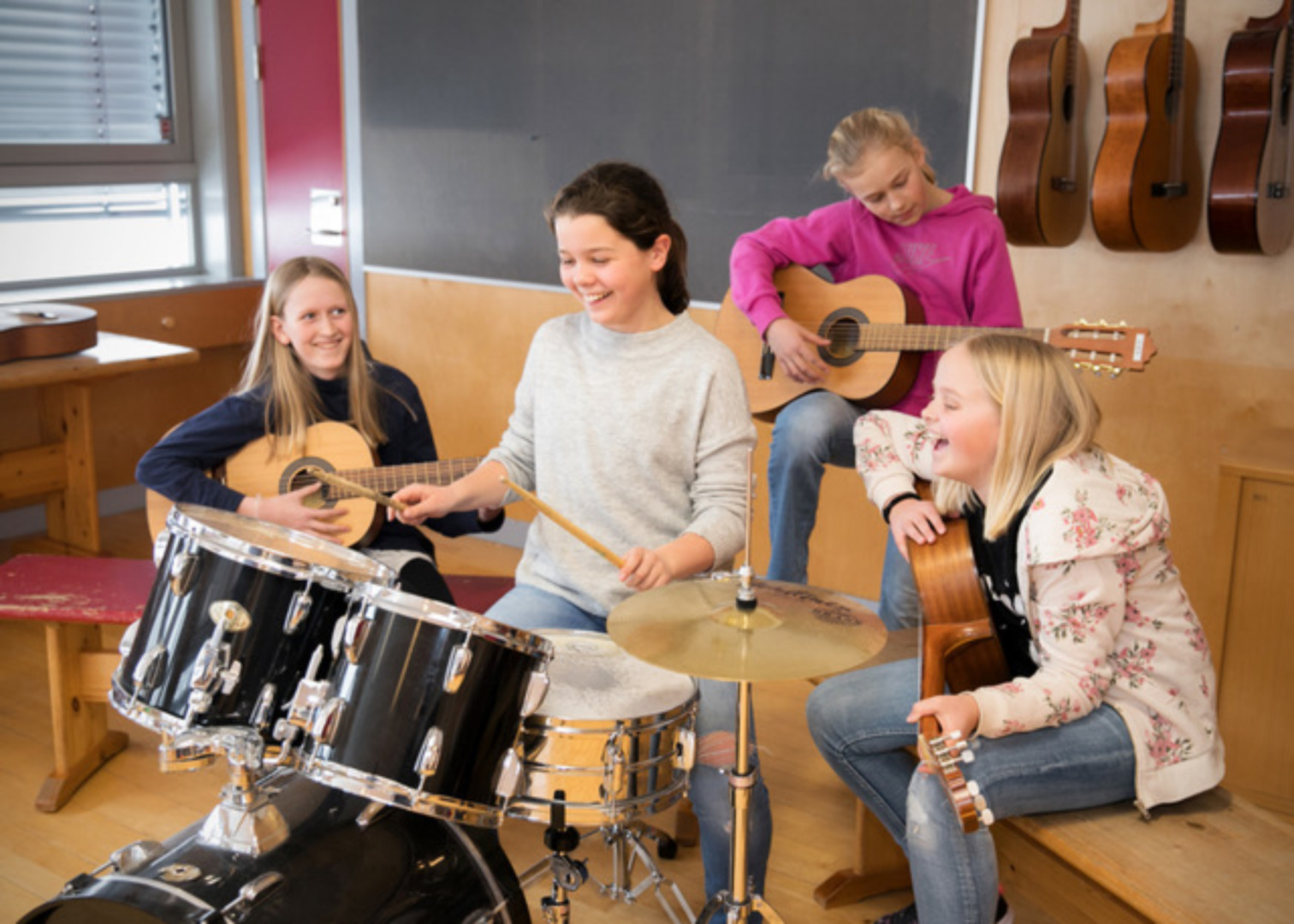 Å skape: Elever på Eiksmarka skole komponerer.