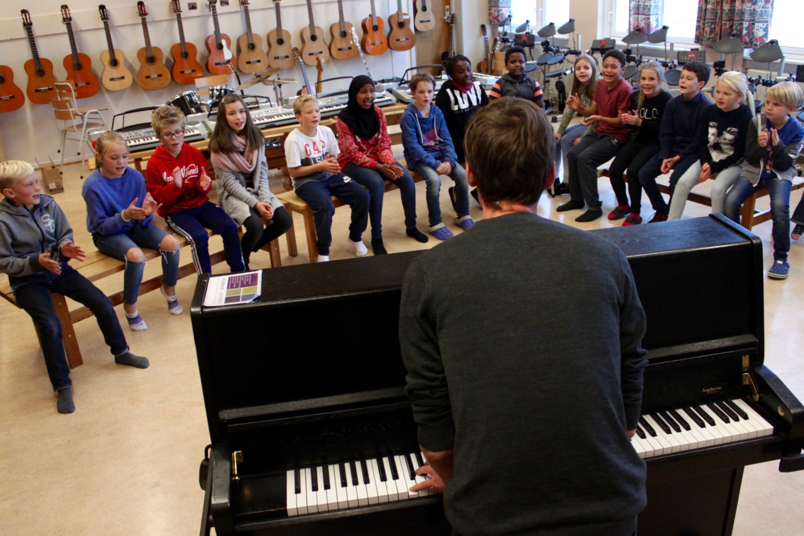 Syngende skole: Voksen skole er en Syngende skole. Her synges det i nesten alle fag. Musikkultur besøkte skolen i 2017.