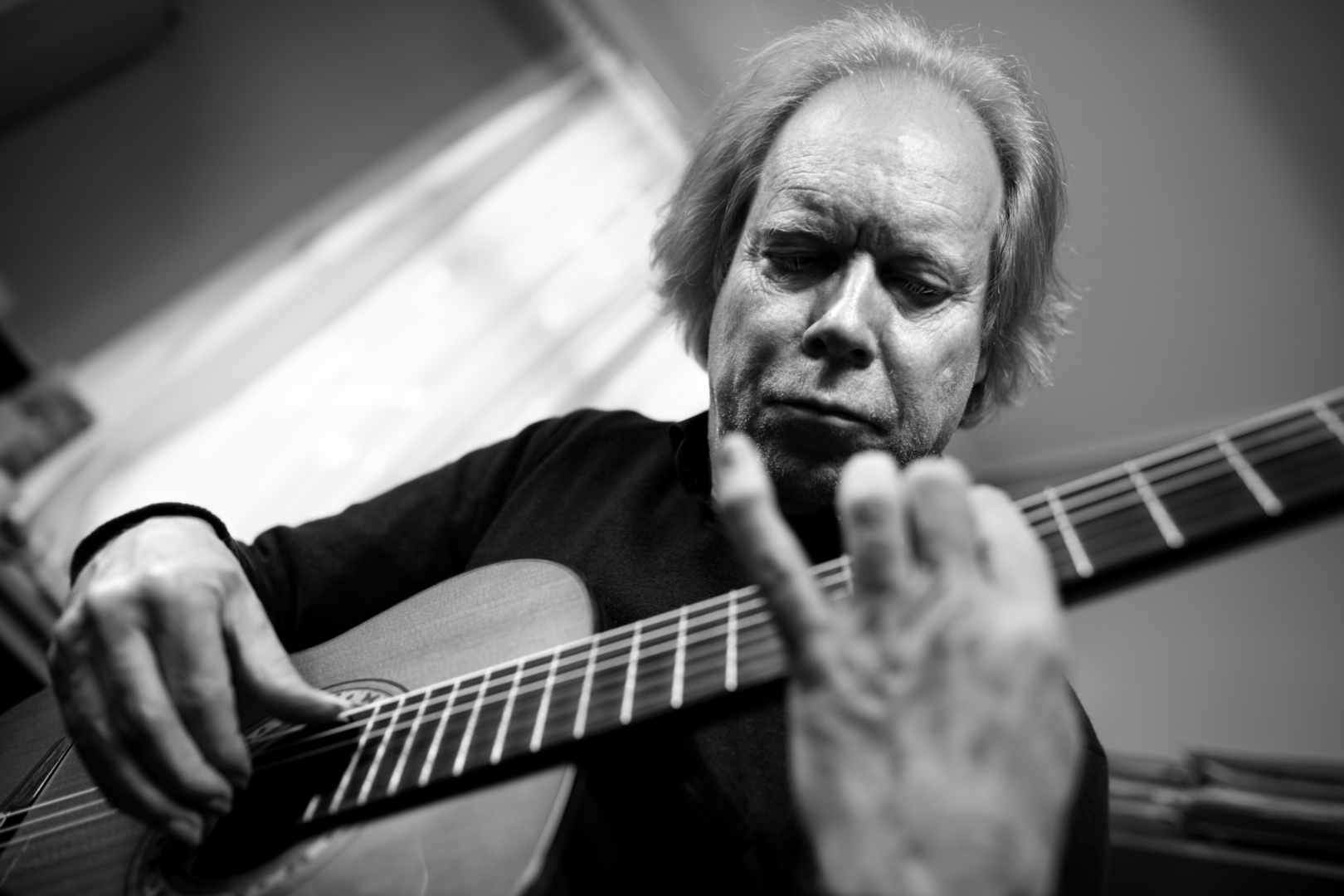 Han begynner å øve før sola står opp, og er opptatt av å dykke ned i musikk som ikke spilles av alle gitarister. – Selvfølgelig må man lære seg kjernerepertoaret, men så må man finne sin egen vei.
