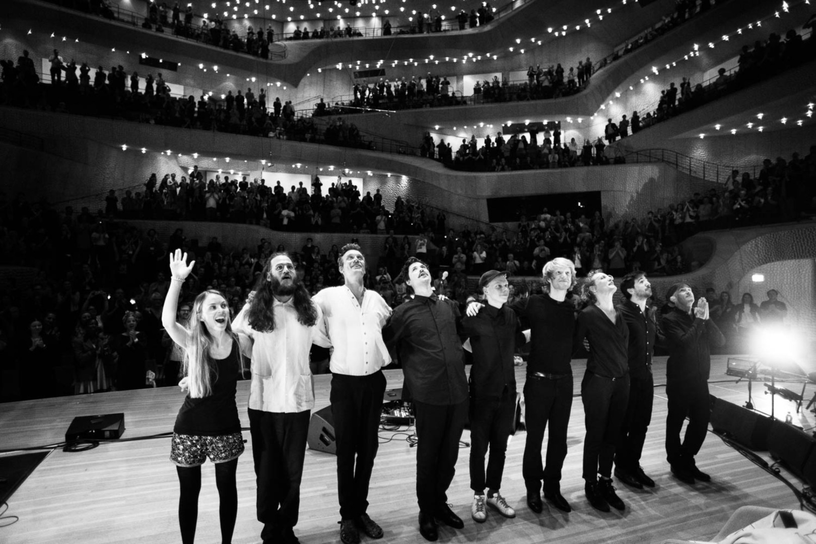 Hyllest: Siv Øyunn tar imot ovasjoner etter endt konsert med det danske alternative popbandet Efterklang.