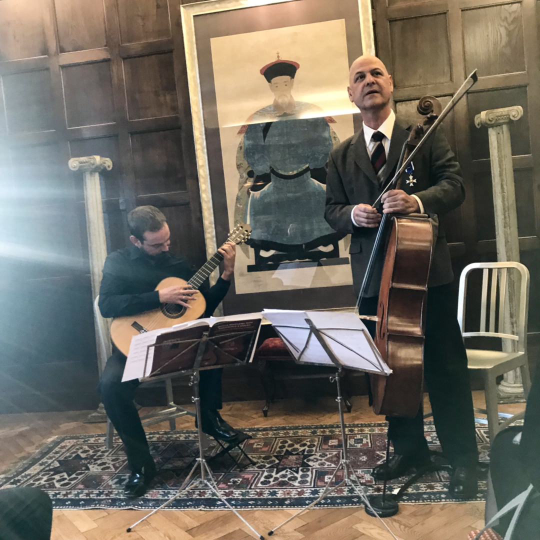 Hedret: Under prisutdelingen mandag spilte Gustavo Tavares med sin faste gitarist, Anders Clemens Øien.
