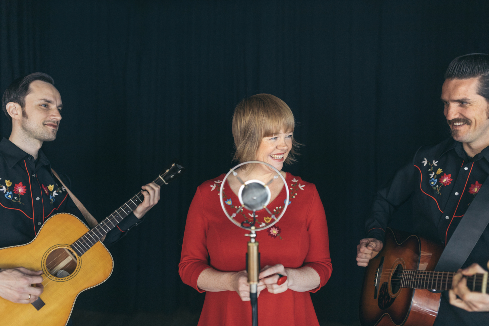 Den faste trioen: Randi Tytingvåg Trio består av Randi på vokal, Dag Vagle (.t.h.) på gitar og vokal, og Erlend E. Aasland på tenorgitar, mandolin, banjo og vokal. Plata The Light You Need Exists er blitt til i samarbeid med lyriker Helge Torvund.