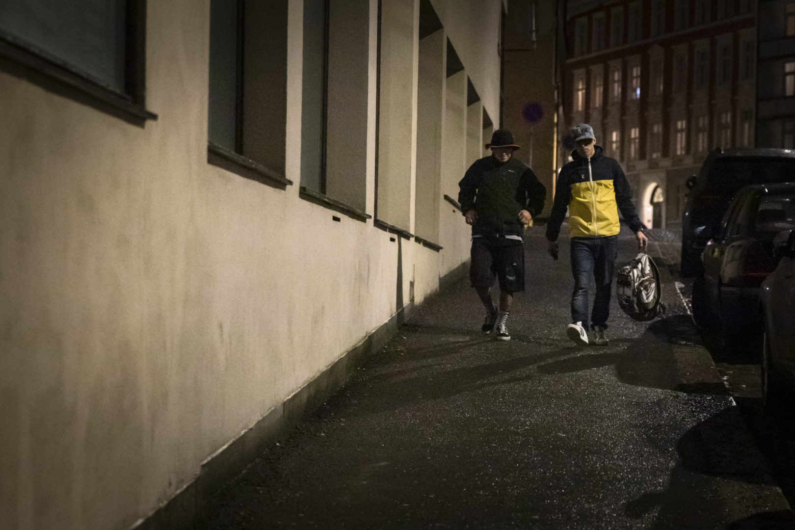 Oslos gater: I februar-Oslo er solhatten nødvendig beskyttelse mot det kalde regnet. Vi er på vei til kjelleren under Storsalen menighet, som gir danse-rom for en liten stund.
