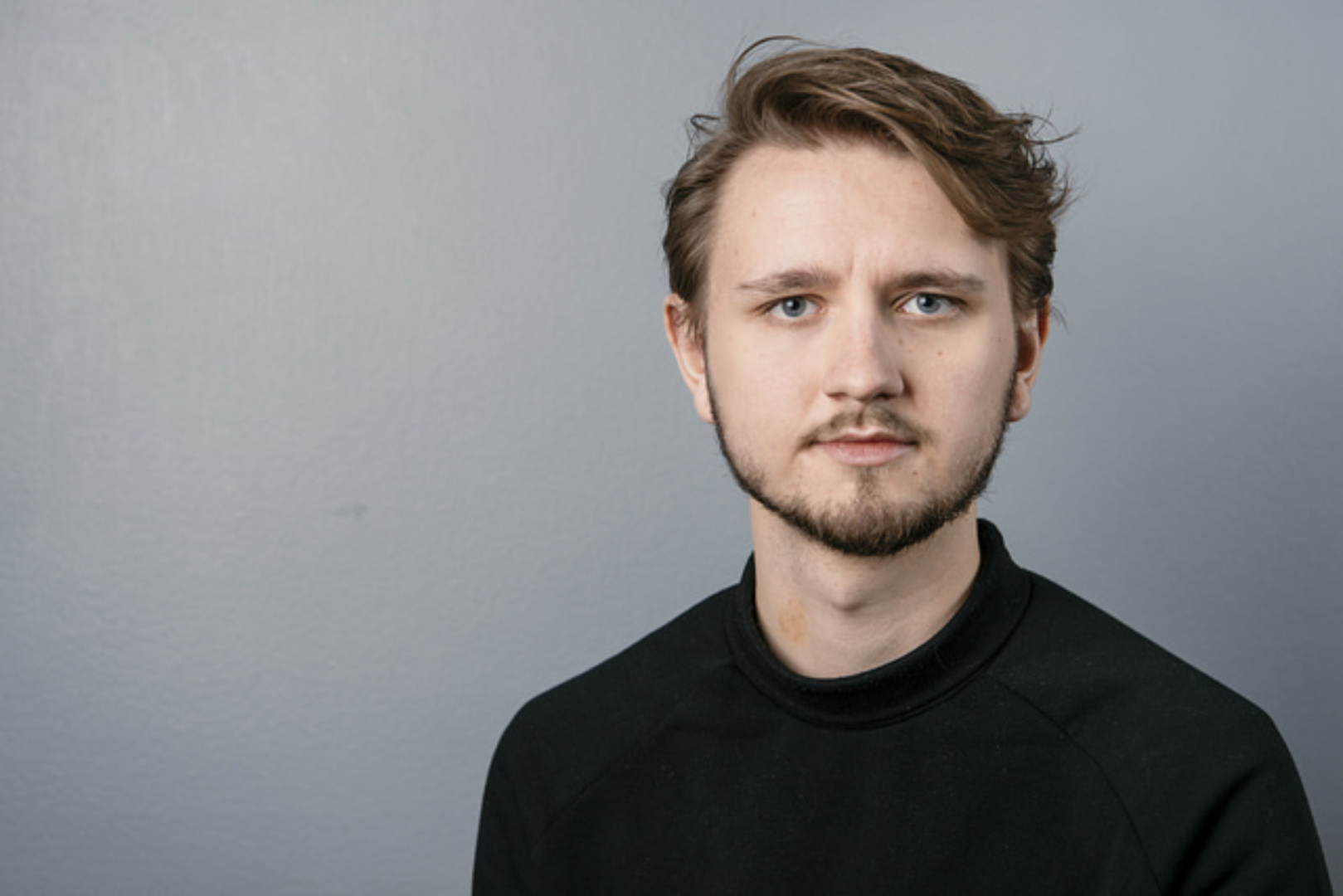 SVs Freddy André Øvstegård mener at de som arbeider i kultursegmentet må bli sett på som arbeidsfolk. – Koronastøtteordningene har truffet dårlig for denne gruppa, mener han.