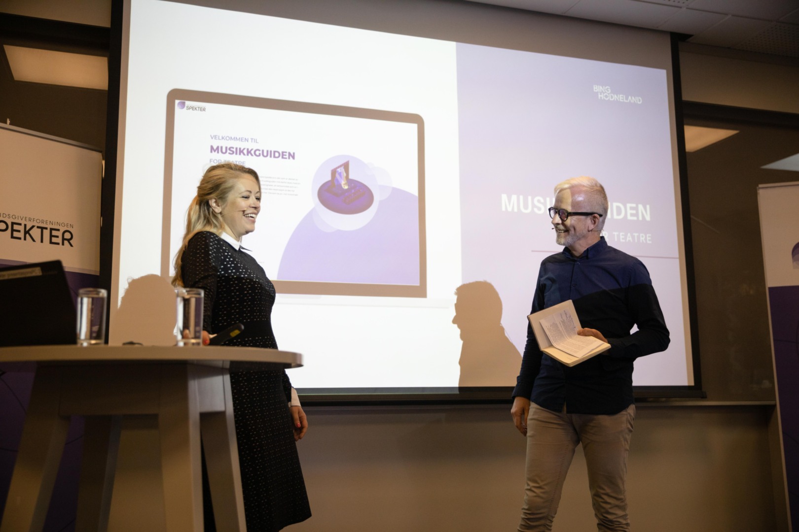 RETTIGHETSKOMPETANSE: Stine Helén Pettersen, advokat og partner i Bing Hodneland, og Henrik Melsom Edvardsen, sjefsprodusent på Nationaltheatret, under lanseringen av Musikkguiden for teatre.