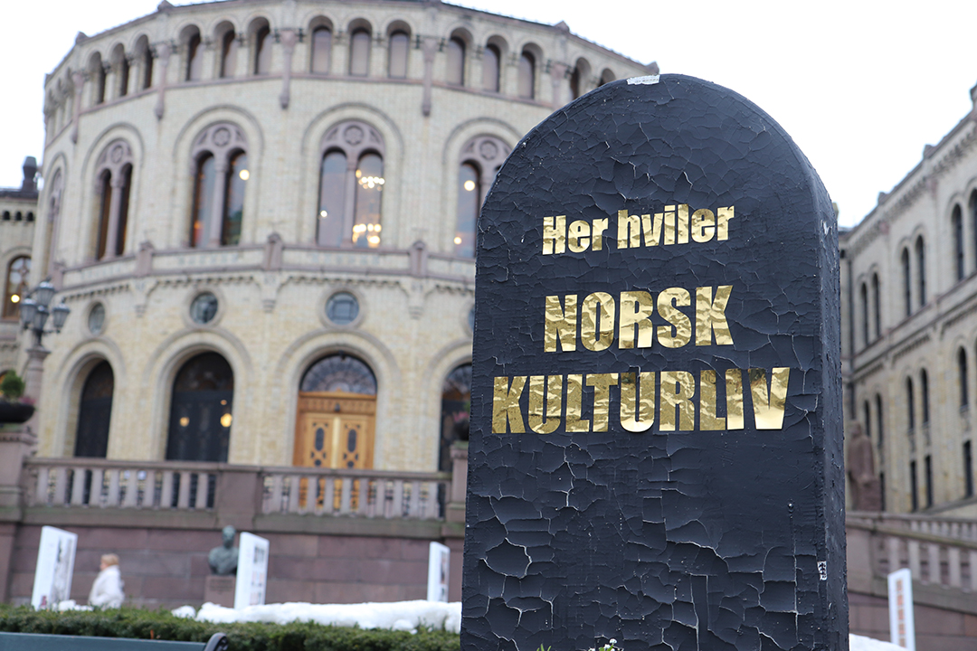 Gravsten med teksten: Tydeligere kan det ikke sies, foran Stortinget