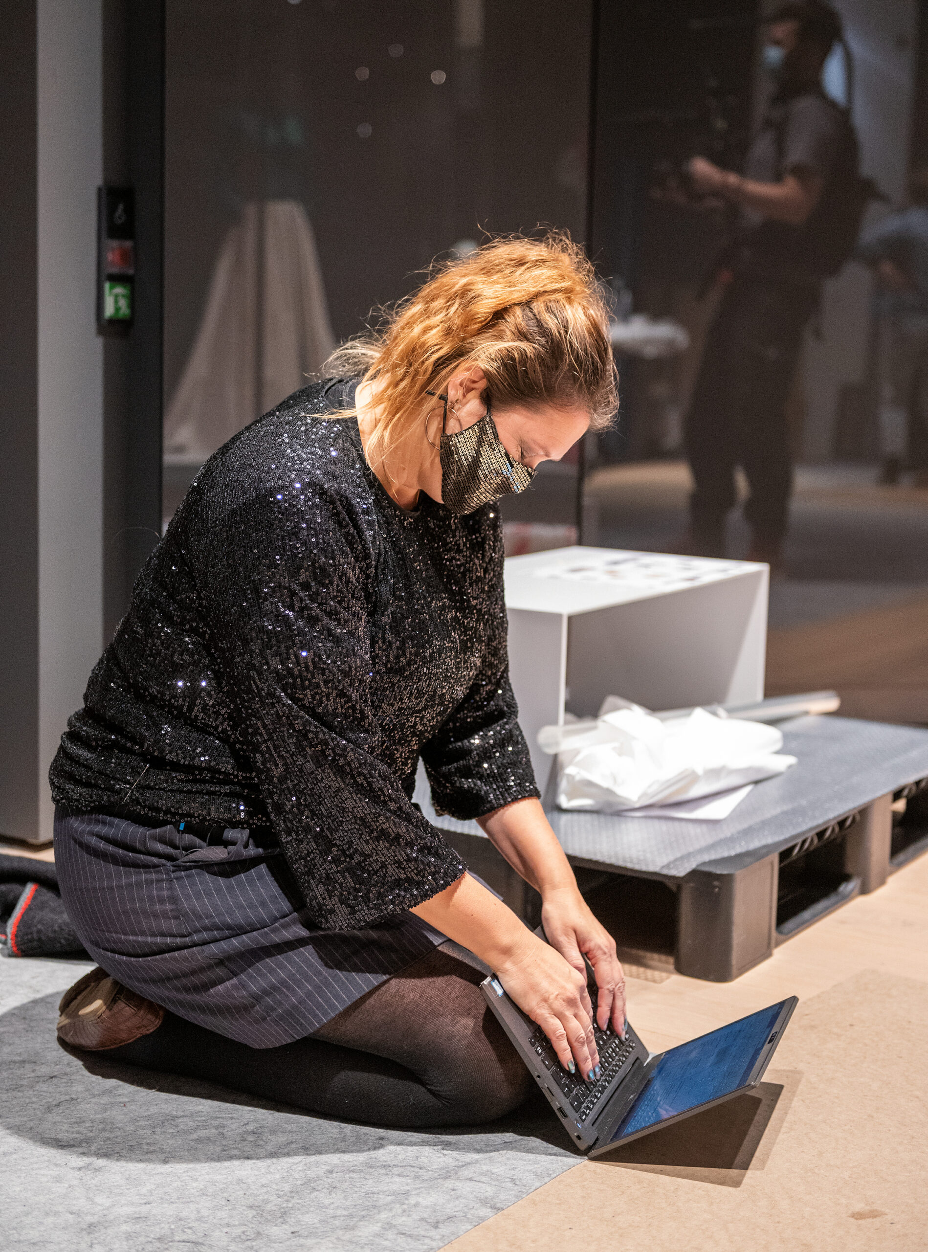 Janne Arnesen i tidsriktig munnbind og improvisert kontor på Nasjonalmuseets gulv.
