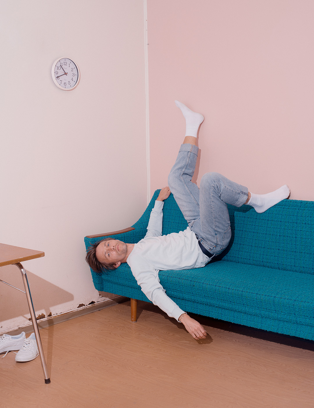 Sondre Lerche klovner i en sofa
