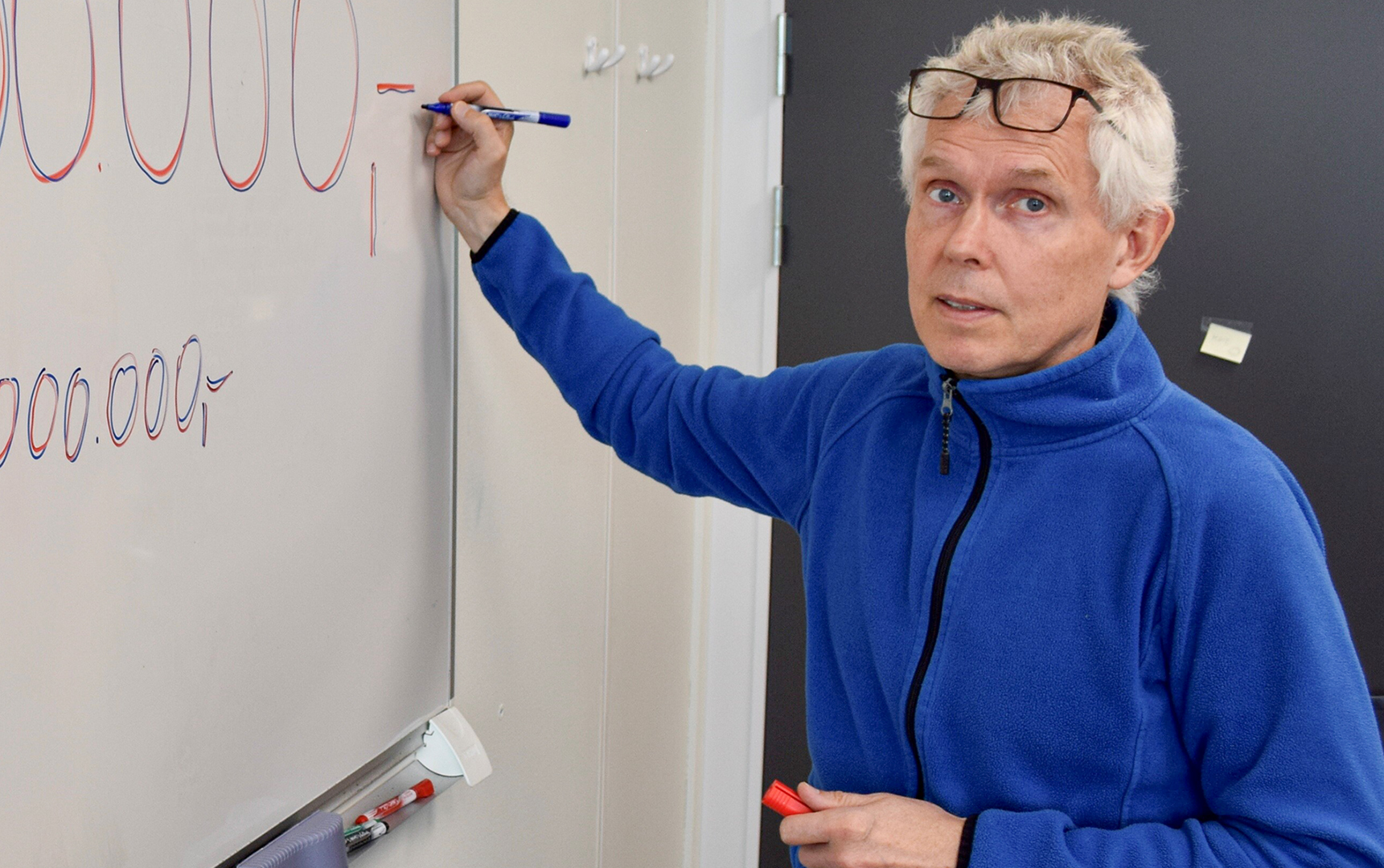 HLFs Steinar Birkeland ved tavle