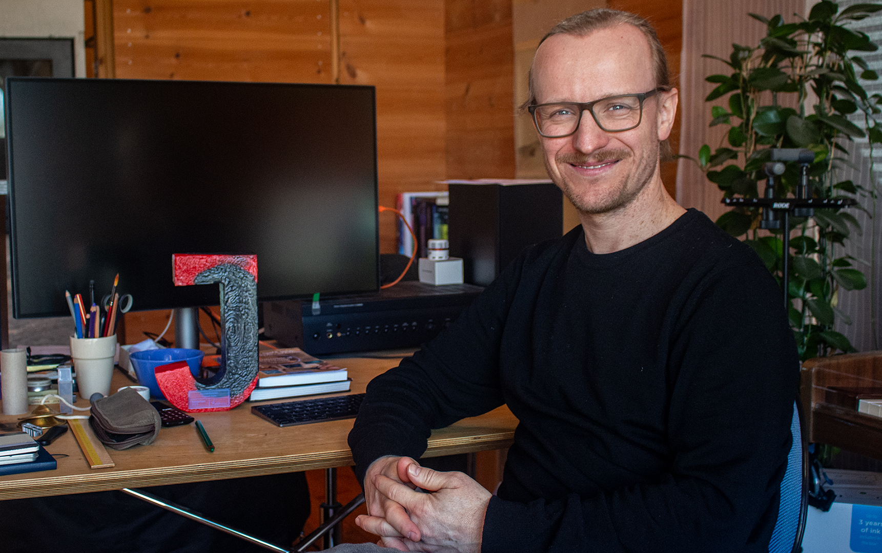 Sigurd Hole ved Skrivebord
